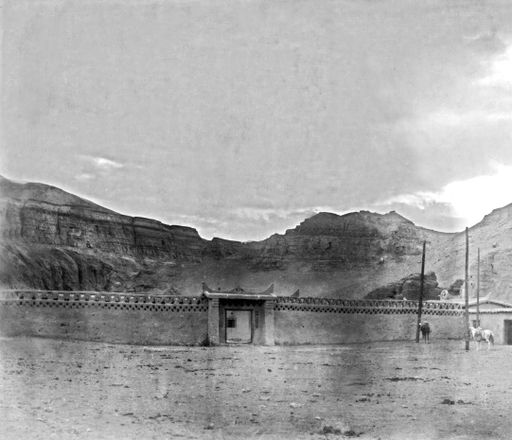 B1325: Verzierte Umfassungsmauer eines Gehöfts oder einer Raststätte vor Hügeln. (B_1325_Kara_Khoja.jpg)