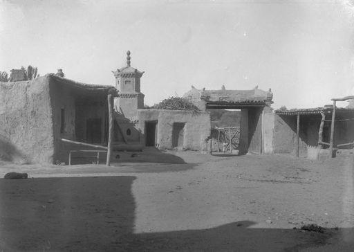 B 1326: Kleine Moschee in Ort hinter Čäder