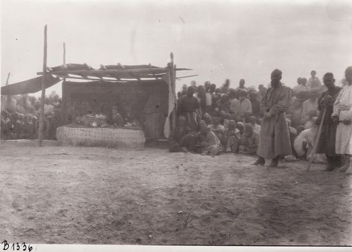B1336: Volksfest beim Wang von Lukchun (Turfan_II_16_B_1336.jpg)