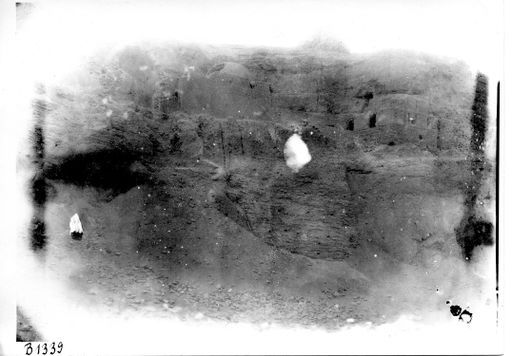 B 1339: Tempel am Rande der Hauptterrrasse