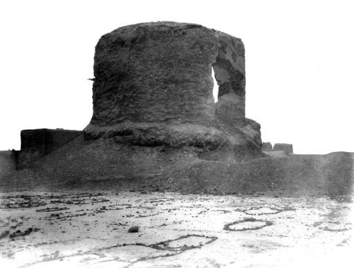 B 1343: Großer Tempel des Avalokiteśvara von SO gesehen, mit modernem Heiligtum des Ming Tän Atam im Hintergrund und vorn kleine neuzeitliche aus Kieseln zusammengelegte Gebetsplätze