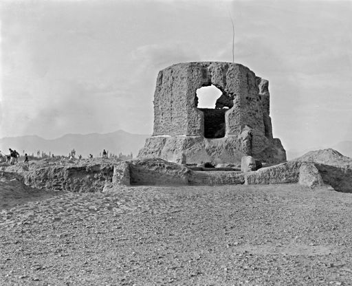 B 1349: Großer Stūpa-Tempel des Avalokiteśvara von Süden gesehen, vorn Unterbau mit Treppenaufgang