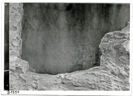 B1350: Tausend Buddhas und Szenen aus dem Paradies des Amitābha - zu sehen durch die zerstörte Front eines Höhlentempels (B_1350_Kum_pos.jpg)