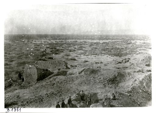 B 1351: Panorama der Ausgrabungsstätte und Landschaft