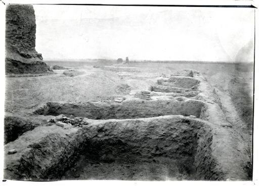 B 1354: Zellen im Hof westlich des Stūpa, Blick nach Süden zum kleinen Stūpa