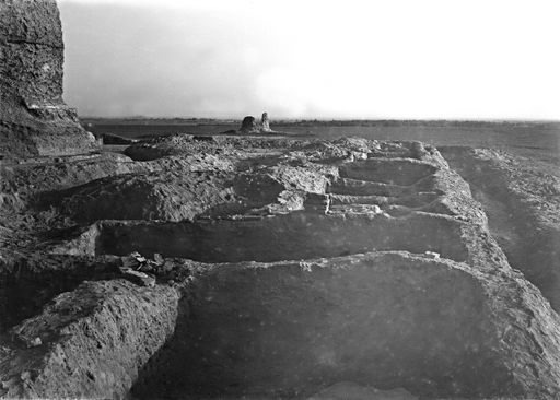 B1354: Zellen im Hof westlich des Stūpa, Blick nach Süden zum kleinen Stūpa (B_1354_Kum_Arik.jpg)