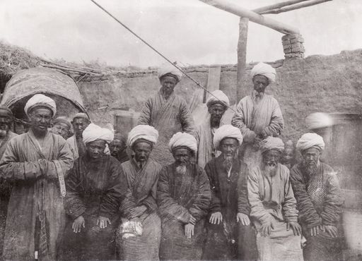 B1355: Würdenträger (Imame und Akhonds) der Gemeinden Karakhoja, Awad und Astana (Turfan_II_40_B_1355.jpg)