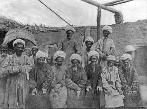 B 1355: Würdenträger (Imame und Akhonds) der Gemeinden Karakhoja, Awad und Astana