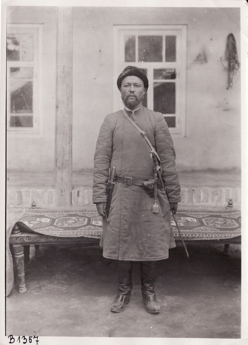 B1357: Isa Khan von Kucha, Wirt der Deutschen, er war Aksakal der aus dem russischen Zentralasien stammenden Bewohner (Turfan_IV_11_B_1357_Isa_Khan.jpg)