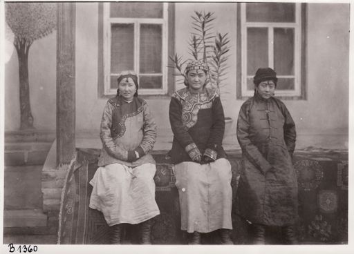 B1360: Die drei Frauen des Isa Khan (Turfan_IV_07_B_1360.jpg)