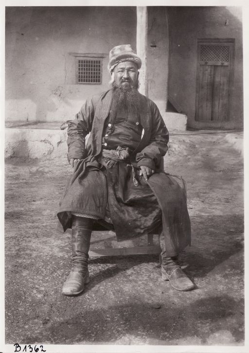 B 1362: Mir Safdar Ali, Fürst von Hunza, lebte von den Briten aus Hunza vertrieben mit einer kleinen Pension des russischen Konsulats und als Tischler in Kucha. Le Coq lernte ihn in Karakhoja kennen.