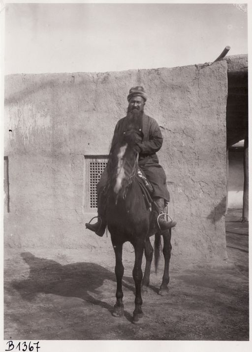 B1367: Safdar Ali, Prinz von Hunza zu Pferde (Turfan_III_30_B_1367.jpg)