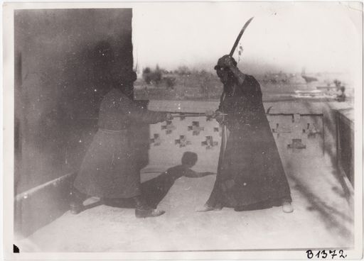 B1372: Mamasit Mirab und Egembärdi stellen ein Kampfspiel nach (Turfan_II_01_B_1372_Egembaerdi_und_Mirab.jpg)