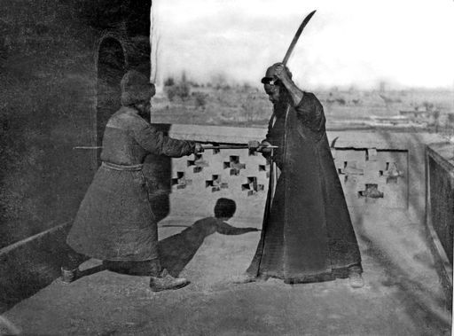 B 1372: Mamasit Mirab und Egembärdi stellen ein Kampfspiel nach