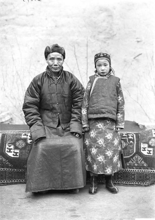 B 1375: älterer chinesischer Mann und Mädchen