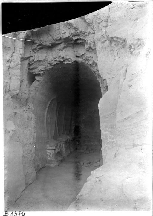 B1376: Innenansicht einer Kulthöhle mit Podesten und Aureolen von Buddhastatuen sowie Malereien von 1000 Buddhas im Gewölbe (B_1376_pos.jpg)