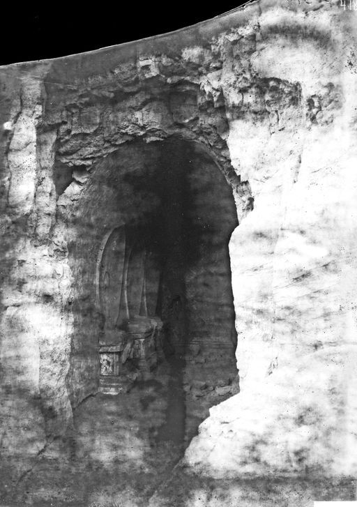 B 1376: Innenansicht einer Kulthöhle mit Podesten und Aureolen von Buddhastatuen sowie Malereien von 1000 Buddhas im Gewölbe