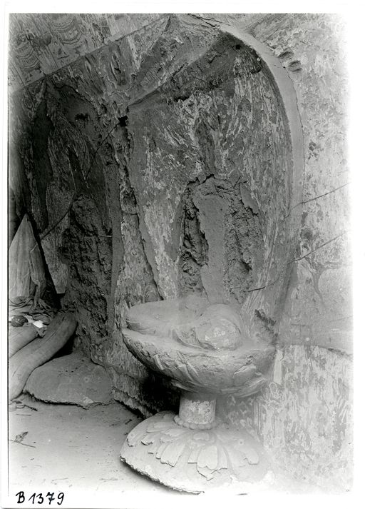 B1379: Lotossockel mit Beinen einer Buddha-Figur und Mandorla vor rechter Seitenwand einer Cella mit Resten von Wandmalerei. (B_1379_pos.jpg)
