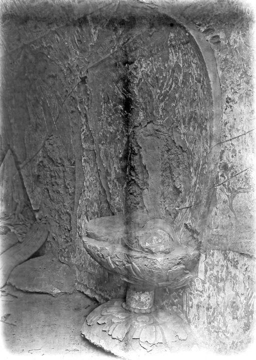B 1379: Lotossockel mit Beinen einer Buddha-Figur und Mandorla vor rechter Seitenwand einer Cella mit Resten von Wandmalerei.