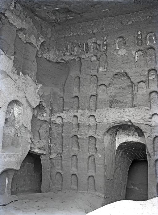 B1382: Nischenfront der Pfeilerwand einer Cella, worin einmal viele Buddha-Figuren gestanden haben müssen, und Blick auf Wandmalereien in linkem Umwandlungsgang am Gewölbe des zentralen Nischenraums und in der Seitennische. (B_1382_Kiz_27.jpg)