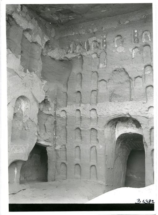 B 1382: Nischenfront der Pfeilerwand einer Cella, worin einmal viele Buddha-Figuren gestanden haben müssen, und Blick auf Wandmalereien in linkem Umwandlungsgang am Gewölbe des zentralen Nischenraums und in der Seitennische.