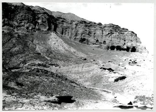 B1383: Bergmassiv mit letztem Teil einer Höhlenanlage mit Grabungsarbeitern (B_1383_Kiz_pos_2.jpg)