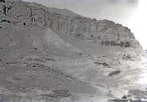 B1383: Bergmassiv mit letztem Teil einer Höhlenanlage mit Grabungsarbeitern (B_1383_Kiz_II_Anlage.jpg)