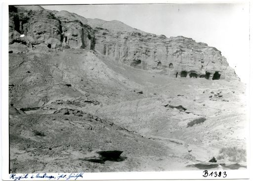 B 1383: Bergmassiv mit letztem Teil einer Höhlenanlage mit Grabungsarbeitern