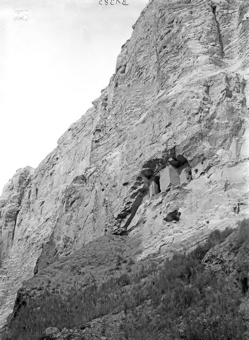 B 1385: Felswand mit Innentreppe zum Vorraum einer Kulthöhle