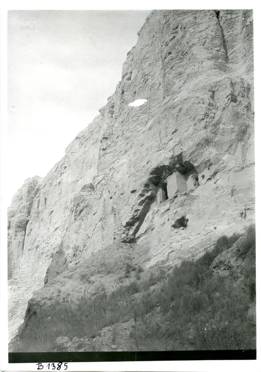 B1385: Felswand mit Innentreppe zum Vorraum einer Kulthöhle (B_1385_Kiz_pos.jpg)