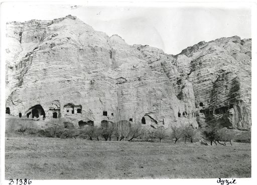 B1386: Bergmassiv mit Höhlengruppe. bis zum Beginn der kleinen Schlucht (B_1386_Kiz_pos.jpg)