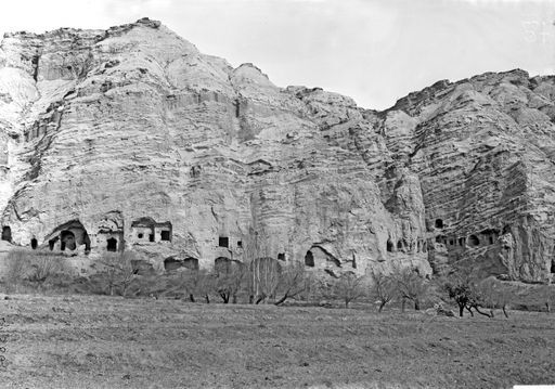B 1386: Bergmassiv mit Höhlengruppe. bis zum Beginn der kleinen Schlucht