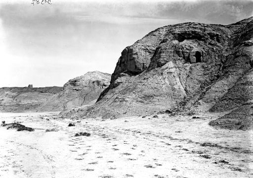 B 1387: Grabungsarbeiten an der Kirinhöhle, dahinter (kaum zu sehen) die Höhle der Nāgas, im Vordergrund Höhle 3; auf dem Hügel im Hintergrund ein chinesischer Wachturm