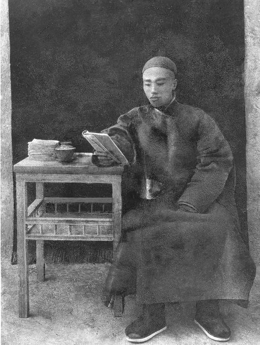 B 1389: Lesender chinesischer Beamter