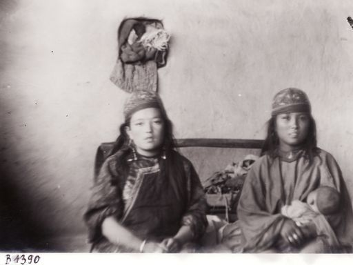 B1390: Zuwida und Zohra Khan mit Säugling vor dessen Wiege (Turfan_II_19_B_1390.jpg)