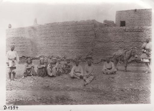 B1394: Bauern lagern vor hoher Mauer (Turfan_II_07_B_1394_Sengim.jpg)