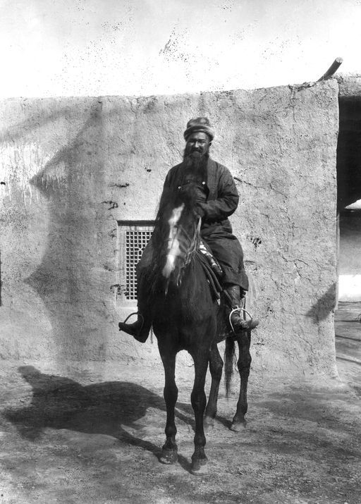 B1395: Safdar Ali, Prinz von Hunza zu Pferde (B_1395_Personen.jpg)