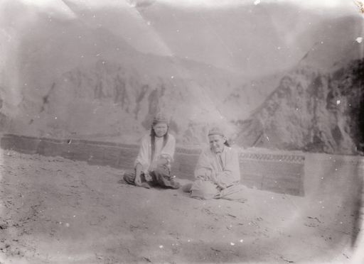 B1401: Zwei Frauen in Berglandschaft (Turfan_II_06_B_1401.jpg)