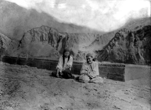 B 1401: Zwei Frauen in Berglandschaft