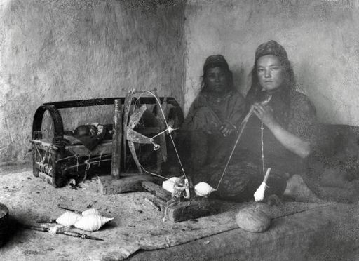 B1402: Zuwida Khan und Zohra Khan beim Spinnen neben der Wiege mit Zuwidas Säugling (B_1402_Personen.jpg)