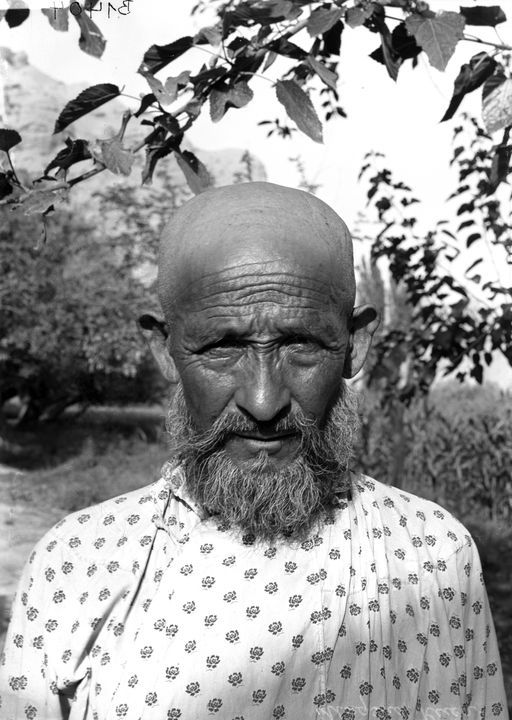 B 1404: Maksud Darogha, Le Coqs Begleiter (wie 1905/06), im Garten.