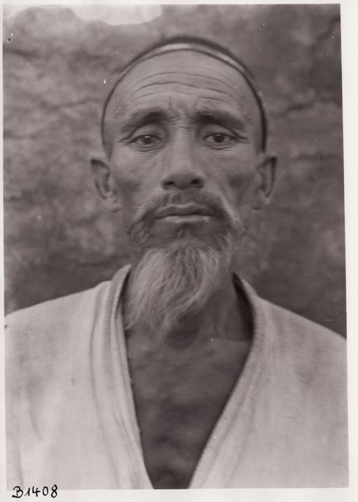 B1408: Idris Akhond Aksakal, Dorfältester von Kirish, Wirt der 4. Expedition (Turfan_IV_23_B_1408_Idris_Aqsaqal.jpg)
