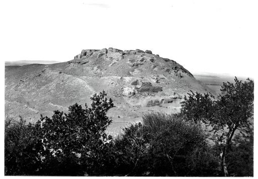 B 1417: Bergmassiv mit Ruinen eine christlichen Klosters von Osten