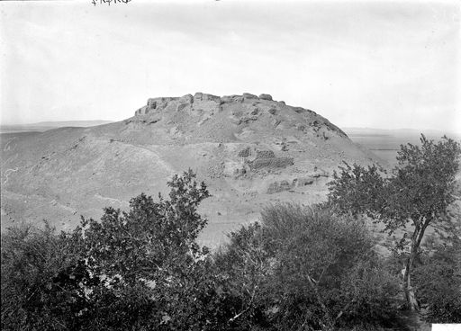B1417: Bergmassiv mit Ruinen eine christlichen Klosters von Osten (B_1417_TV_Bulayik.jpg)