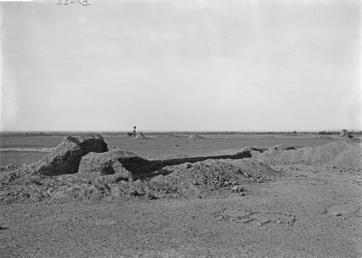 B1422: Wüstenlandschaft mit Stūpa-Bauten, südöstlich des großen Stūpa (B_1422_Kum_Arik.jpg)