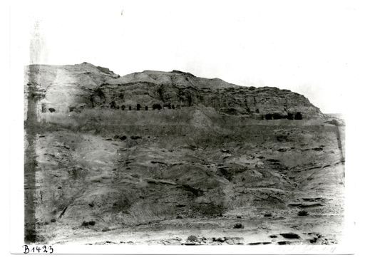 B1423: Bergmassiv mit Höhlenöffnungen (B_1423_Kiz_pos.jpg)