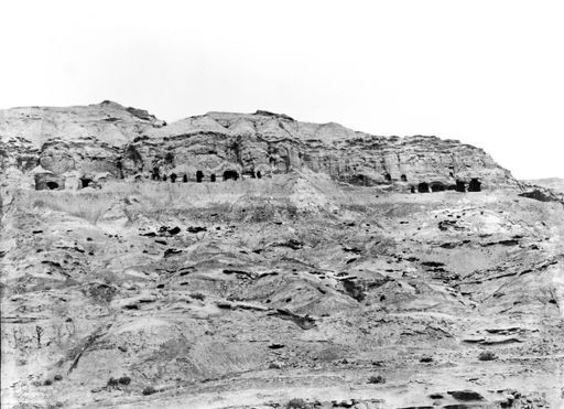 B 1423: Bergmassiv mit Höhlenöffnungen