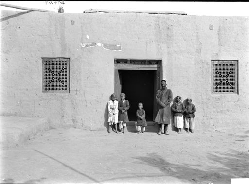B1424: Imam Sa'ut und seine Kinder vor seinem Haus (B_1424_Kum_Personen_Imam.jpg)