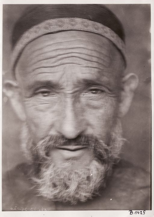 B1425: Maksud Darogha, Le Coqs Begleiter T III und IV - mit Kappe (Turfan_IV_18_B_1425_Maqsud_Daroga.jpg)