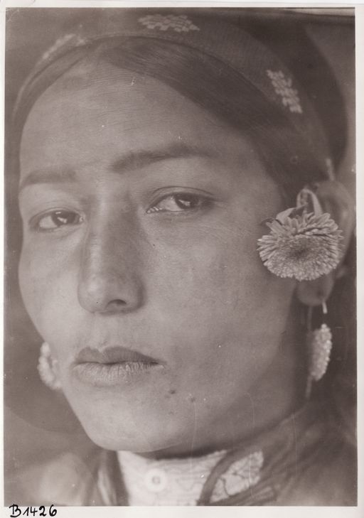 B1426: Tschong Hashira Khan, Bäuerin (Turfan_IV_37_B_1426_Tschong_Haeshir_Khan.jpg)